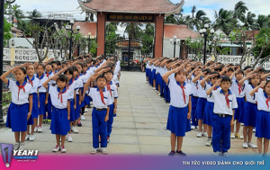 Xúc động clip hàng trăm học sinh Tiểu học Bình Định hát Quốc ca tưởng nhớ các anh hùng liệt sĩ