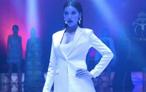 Minh Tú trình diễn phần thi catwalk tại đêm bán kết