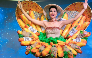 H'Hen Niê diễn trang phục 'Bánh mì tại Miss Universe