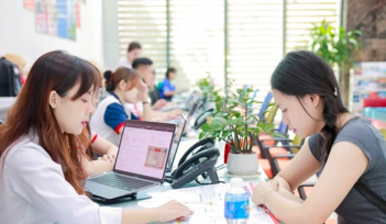 Chênh lệch điểm chuẩn giữa học bạ và điểm thi THPT tại các trường ra sao?