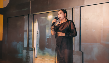 Phương Thanh hát live OST 'Nhà hai chủ' tại thảm đỏ ra mắt phim