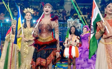 Hoa hậu Ý Nhi tự hào giới thiệu Việt Nam tại khai mạc Miss World