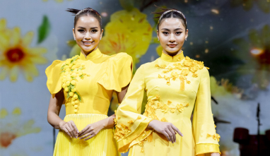 Ngọc Châu, Xuân Hạnh cùng Miss World Australia 2019 trình diễn áo dài của NTK Trần Phương Hoa tại Úc