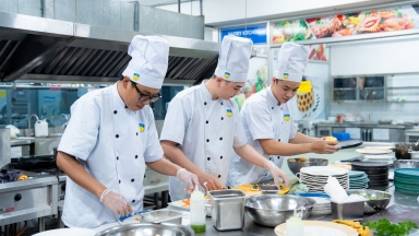 Từ giảng đường đến bàn tiệc: Chuỗi đồ án nhà hàng của sinh viên HUTECH ghi dấu ấn chuyên nghiệp