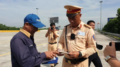 Ra đường nhớ mang theo 4 loại giấy tờ này để không bị phạt: Nhiều người thường hay quên