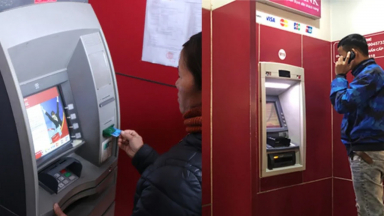 Cảnh giác chiêu lừa đảo mới xuất hiện từ tháng 1/2025 rút tiền tại cây ATM bị mất sạch tiền, người dân chú ý