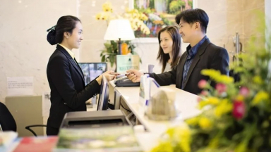 Nhận phòng khách sạn: 3 câu đơn giản giúp bạn nhận ưu đãi bất ngờ từ lễ tân