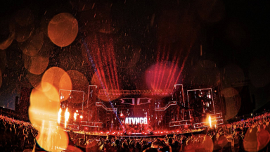 Netizen quốc tế sửng sốt trước cảnh tượng sấm sét có '1-0-2' tại concert Anh Trai Vượt Ngàn Chông Gai