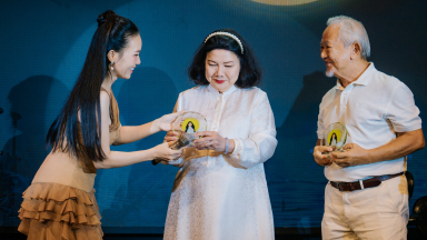 Nữ MC – ca sĩ U40 công bố loạt dự án cộng đồng, tinh tế từ chối hoa và quà vật chất trong minishow “SON”