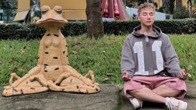 Sơn Tùng M-TP “dỗi yêu” fan khi đi Thảo Cầm Viên, check-in cùng capybara