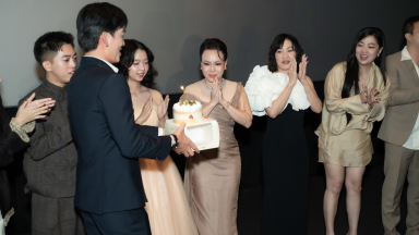 “Bà ngoại Hậu” Việt Hương bật khóc ôm “bà ngoại Khanh” Hồng Đào, bất ngờ được tổ chức sinh nhật vào ngày ra mắt phim
