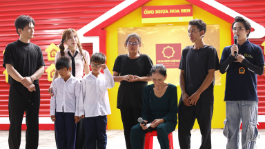 Huỳnh Lập và Lâm Hùng xúc động trước nghị lực của bé gái mồ côi mẹ ở Cà Mau