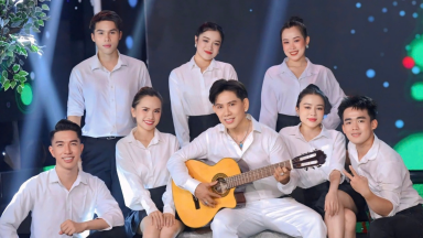 Ca sĩ, thầy giáo Mai Tuấn và hành trình giữ lửa âm nhạc từ đồng lương đứng lớp