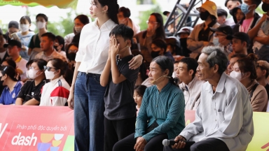 Chế Nguyễn Quỳnh Châu và ca sĩ Hồ Phi Nal góp sức mang về 100 triệu đồng cho trẻ em mồ côi