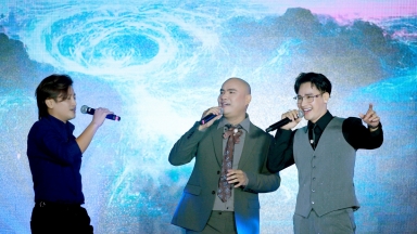 A Tuân đón tuổi mới, ăn mừng 'Lệ ngang trời' vượt 2 tỷ lượt xem