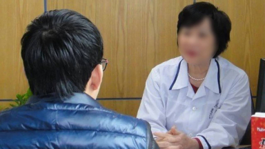 Thấy cặp song sinh có kiểu tóc khác nhau, người chồng đi xét nghiệm ADN thì phát hiện chỉ có 1 bé là con mình