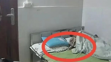 Mẹ bận việc để con trai lớn chăm em, xem camera liền bật khóc khi thấy cảnh tượng trên giường ngủ