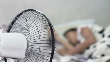 Ngủ với quạt trong thời tiết nắng nóng nguy hiểm thế nào? Bác sĩ cảnh báo những nguy cơ đáng báo động