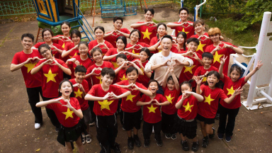Từ “Yêu nụ cười Việt Nam” đến “Welcome to Vietnam”: Hoàng Bách kể chuyện Tổ Quốc bằng âm nhạc hiện đại
