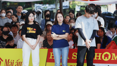 Thanh Thảo và Hà Myo bật khóc trước cô bé mồ côi, sống một mình trong ngôi nhà cũ do ông ngoại để lại