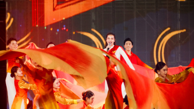 Hồ Ngọc Hà hát ca khúc mới ‘Rực rỡ Việt Nam tôi’  tại concert ‘Tôi yêu Tổ quốc tôi’