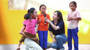 Mái ấm gia đình Việt: Hoàng Thùy bật khóc khi bé gái mất mẹ ôm chặt mình không rời