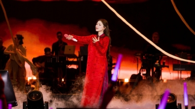 Hòa Minzy “liều mình” trên không trung: Màn đu dây không bảo hộ khiến khán giả thót tim, mạng xã hội dậy sóng