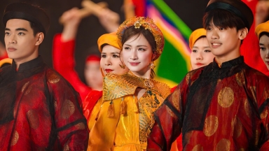 Hòa Minzy chấp nhận bù lỗ concert, gặp chấn thương khi mạo hiểm đu dây trên sân khấu