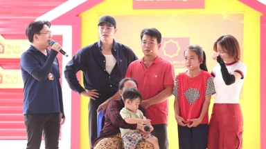 Đại Nghĩa, Nhâm Phương Nam và Lâm Bảo Ngọc bật khóc trước hoàn cảnh cô bé hơn một năm không được ăn thịt