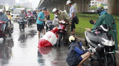 Dừng xe để mặc áo mưa có bị phạt không, và mức phạt là bao nhiêu?