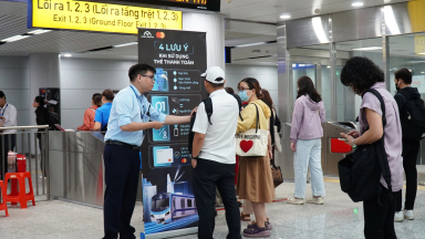 Ngày đầu thu phí vé metro, khách có còn đông?