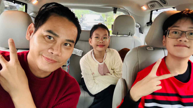 MC Hồng Phúc thưởng cho 2 con bằng chuyến du lịch Mỹ vì thi đậu trường công