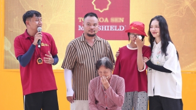 Thái Vũ, Vinh Râu nghẹn ngào trước bé gái mồ côi ăn nửa gói mì buổi sáng