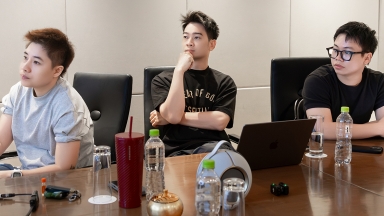 Đinh Hà Uyên Thư và SlimV thử nghiệm sân khấu 270 độ