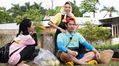 Phất lên nhờ bán ổi, “đại gia” Huy Khánh vung tay thuê Nguyên Thảo đấm lưng