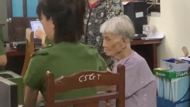 Clip cháu trai chở bà 99 tuổi đi làm căn cước công dân gây xúc động mạnh với cả ngàn bình luận