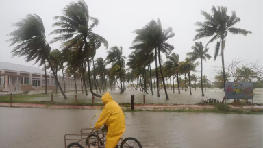 Siêu bão Milton 'quay đầu' tăng mạnh, người dân 'nín thở' chờ đợi bão vào đất liền