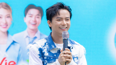 Bùi Công Nam khoe giao diện 'tươi mát' ở sự kiện mới giữa lúc 'chạy show' liên tục