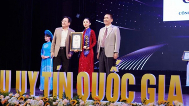 Nữ doanh nhân Vũ Phương Thúy đại diện ChitPi Diamond nhận Cúp Thương hiệu Uy tín Quốc gia 2024