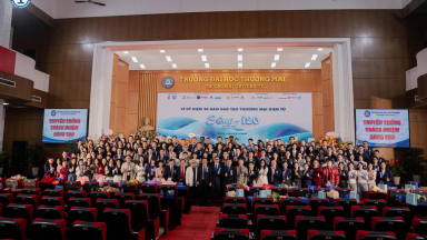 Bằng khen Bộ Giáo dục & Đào tạo trao tặng hành trình 20 năm tiên phong đào tạo Thương mại điện tử