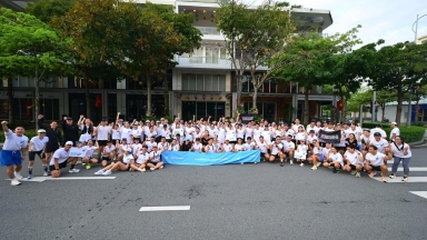 Giải mã cơn sốt: Vì sao giới trẻ đua nhau mang âm nhạc xuống phố với những chiếc tai nghe sành điệu?