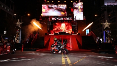 Phố đi bộ Nguyễn Huệ bùng nổ đêm ra mắt HONOR X9d: Chiến binh 'bền bất bại', pin 8.300 mAh dẫn đầu ngành