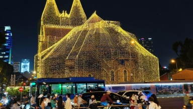 Vivo V60 Lite: Ghi lại trọn vẹn không khí Giáng sinh TPHCM qua từng khung hình