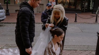 Cặp mẫu Tây trao nụ hôn nồng khi diện váy cưới Việt giữa cảnh đẹp Vancouver