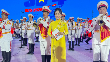 MC Phương Thảo vỡ òa cảm xúc khi góp giọng trong chương trình nghệ thuật “Rạng rỡ non sông Việt Nam”