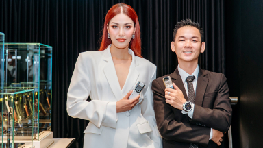 Lan Khuê xuất hiện tại Vertu Việt Nam khiến netizen chú ý chiếc điện thoại tiền tỷ