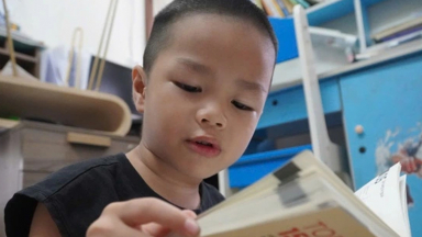 Sửng sốt với cậu bé 4 tuổi rưỡi 'nói tiếng Anh như gió', trí nhớ cực đỉnh