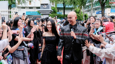 Anh Tài Phan Đinh Tùng sánh đôi cùng bà xã tái xuất sau phẫu thuật tai tại buổi ra mắt phim tài liệu 'Mưa Lửa'