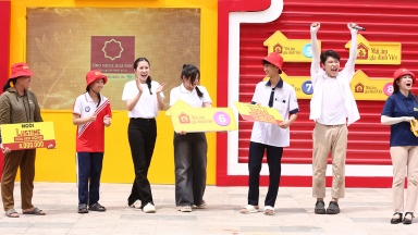Diễn viên Quang Trung và hoa hậu Nguyễn Ngọc Kiều Duy góp sức mang về hơn 100 triệu đồng cho các em nhỏ mồ côi