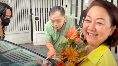 Vợ chồng MC Trấn Thành và Hari Won mua xe hơi tiền tỷ tặng ba mẹ nhân dịp sinh nhật